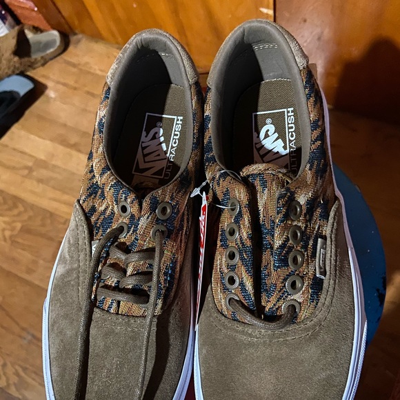 Vans - Picture 3 of 5